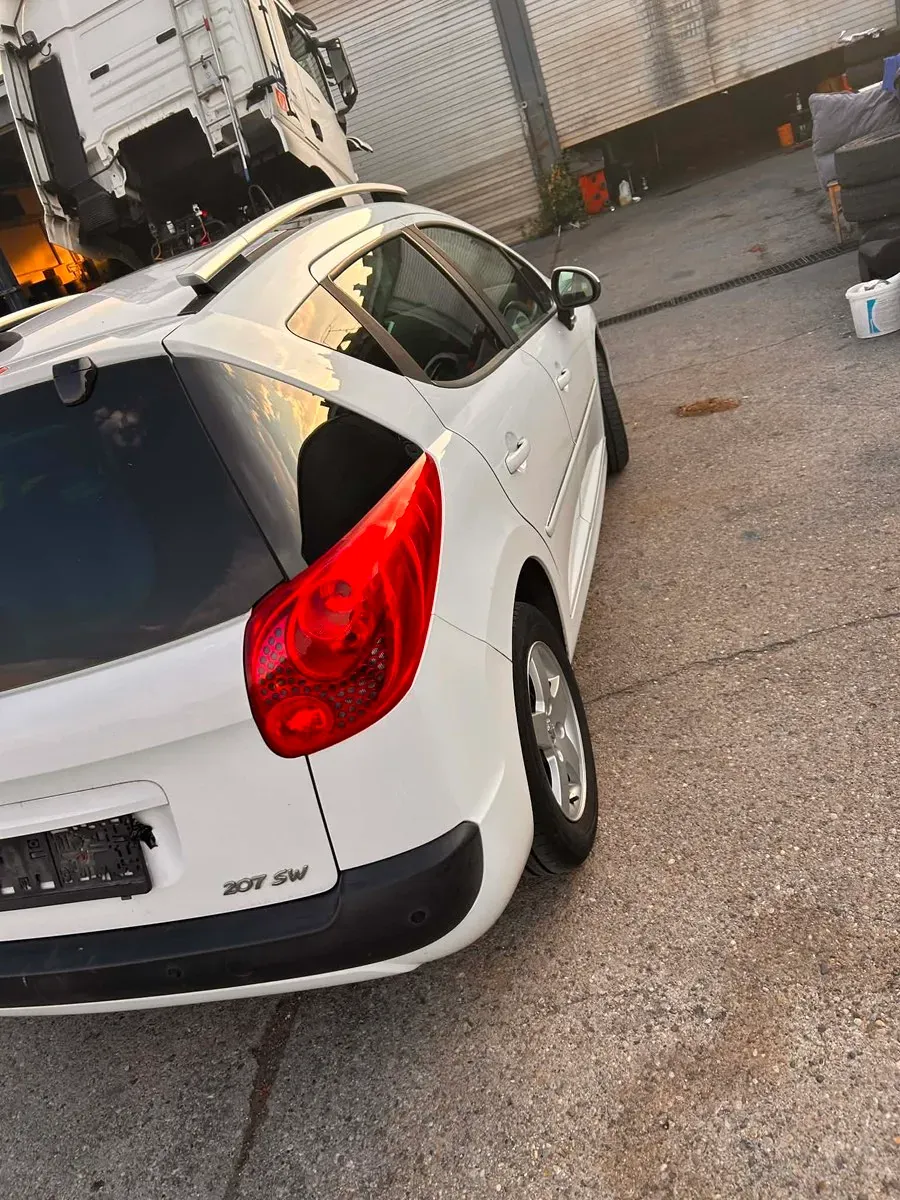 Peugeot 207 2011 photo 2