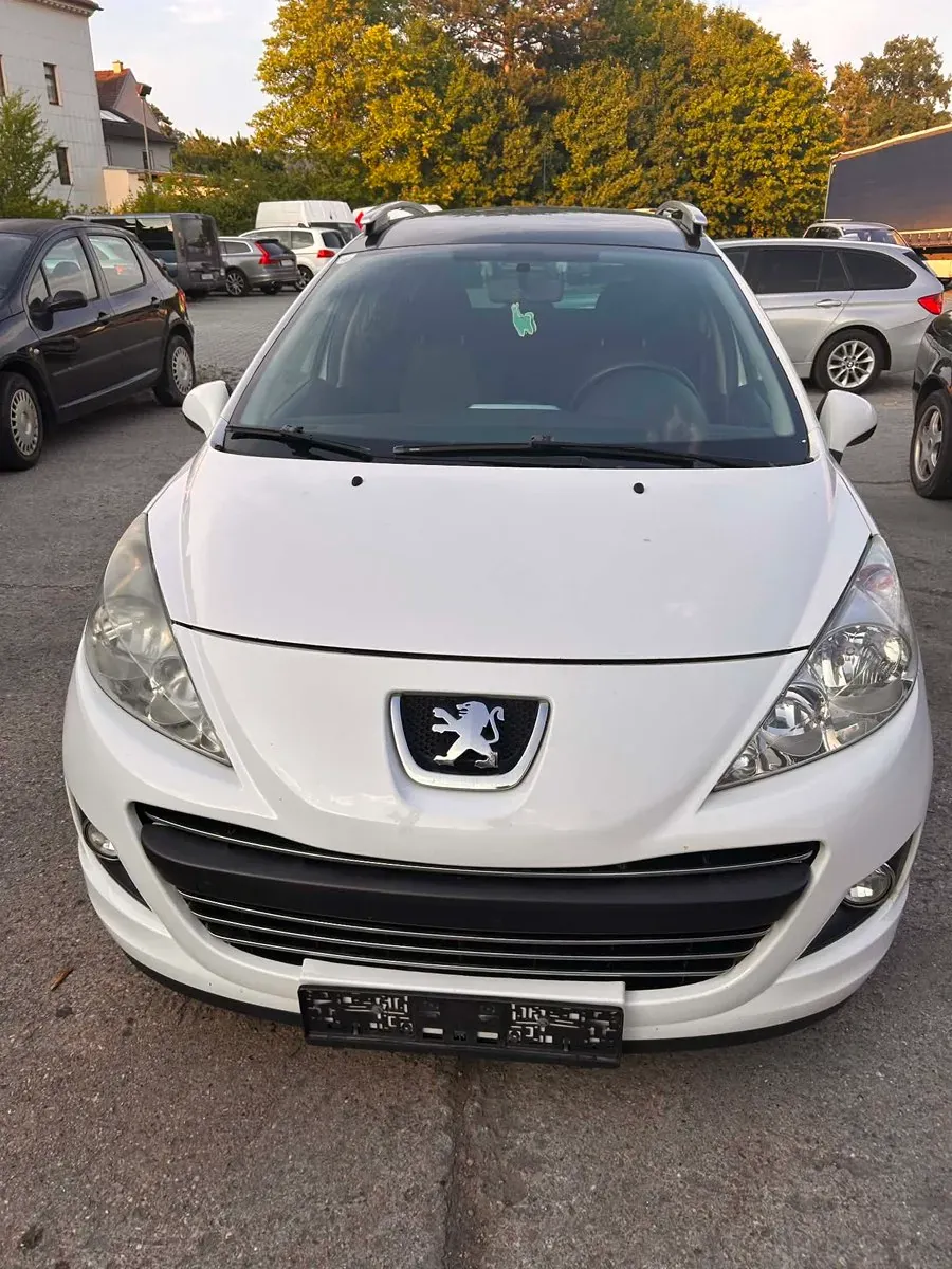Peugeot 207 2011 photo 3