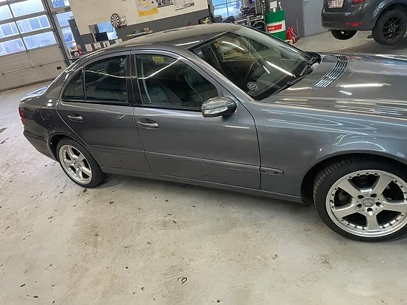 Mercedes-Benz E220 2005 photo 2