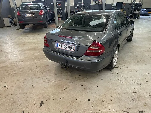 Mercedes-Benz E220 2005 photo 3