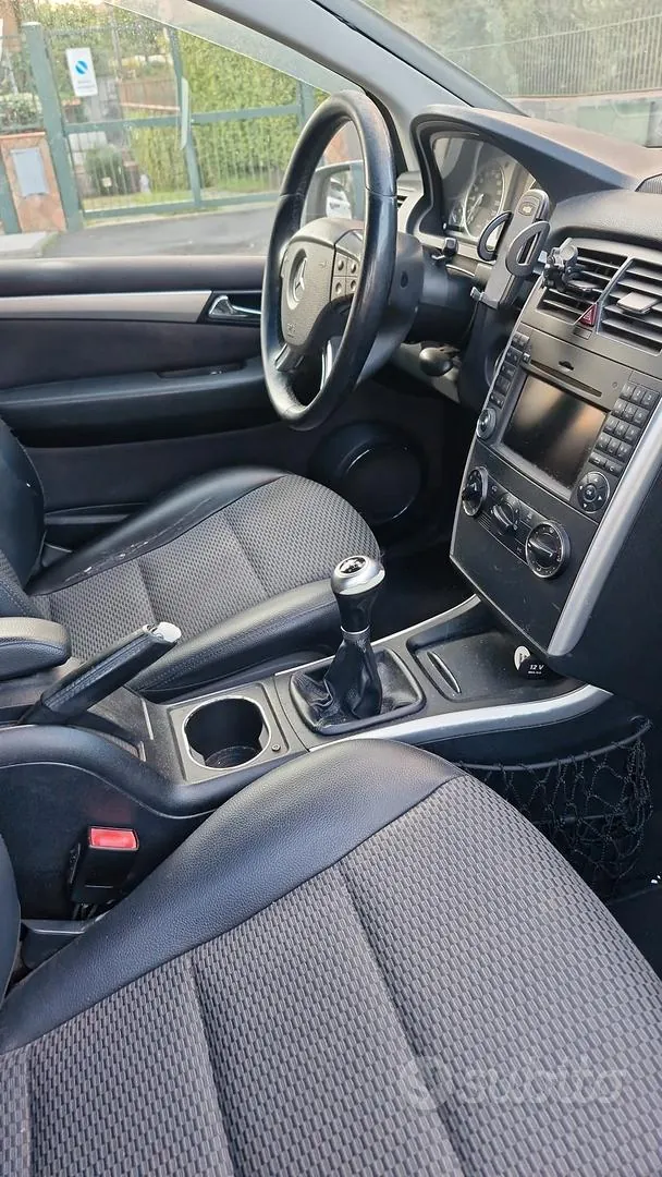 Mercedes-Benz B-Class 2011 photo 2