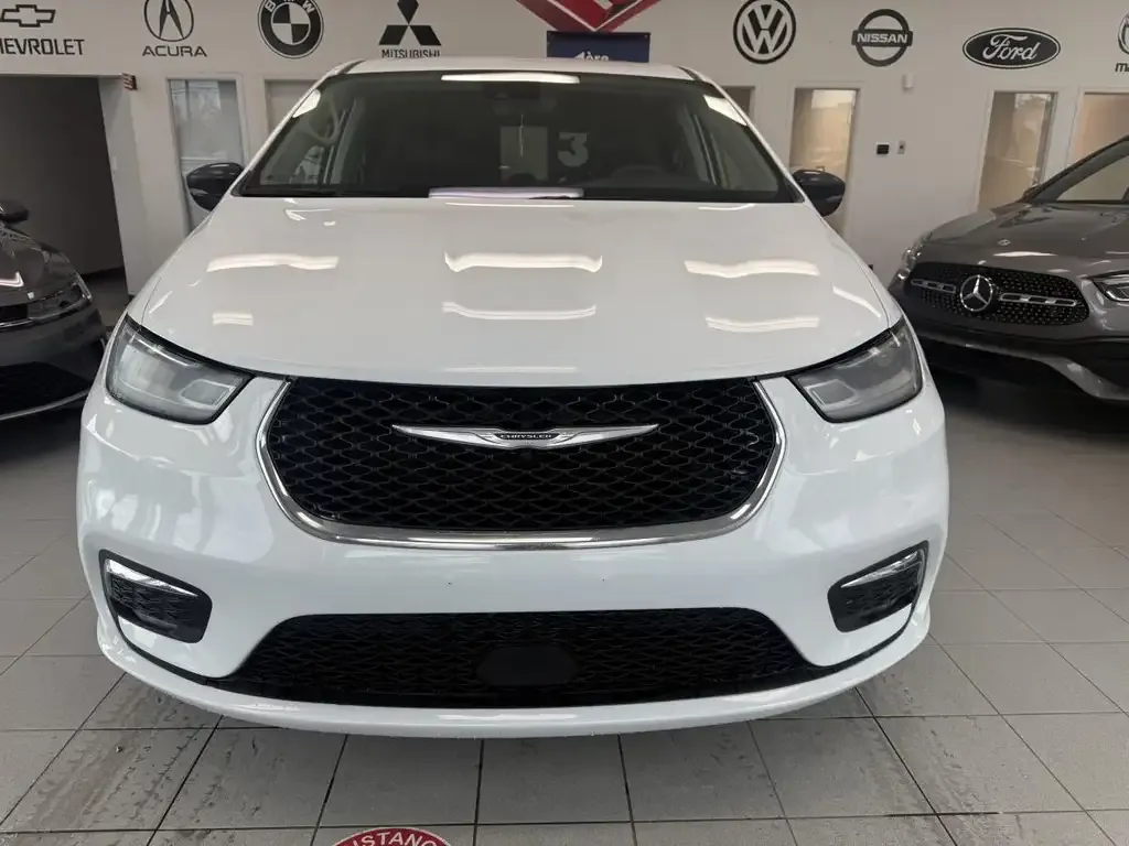 Chrysler Pacifica 2024 photo 2