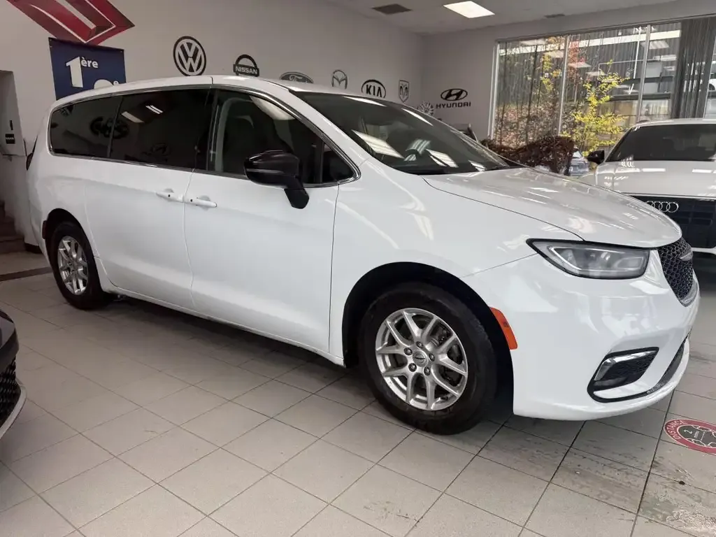 Chrysler Pacifica 2024 photo 3