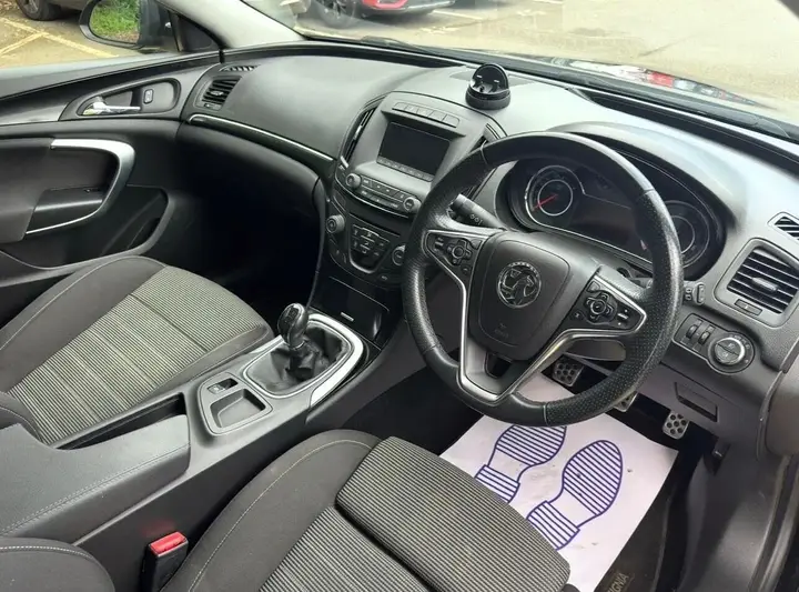 Vauxhall Insignia 2013 photo 2