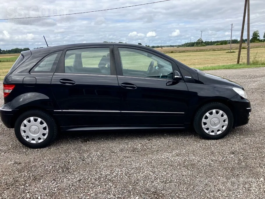 Mercedes-Benz B 180 2010 photo 2