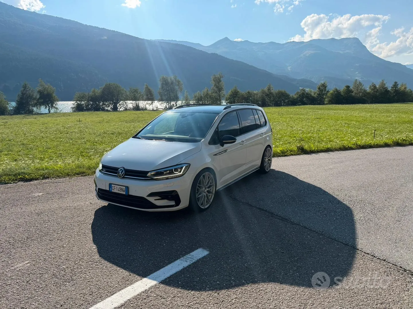 Volkswagen Touran 2017 photo 2