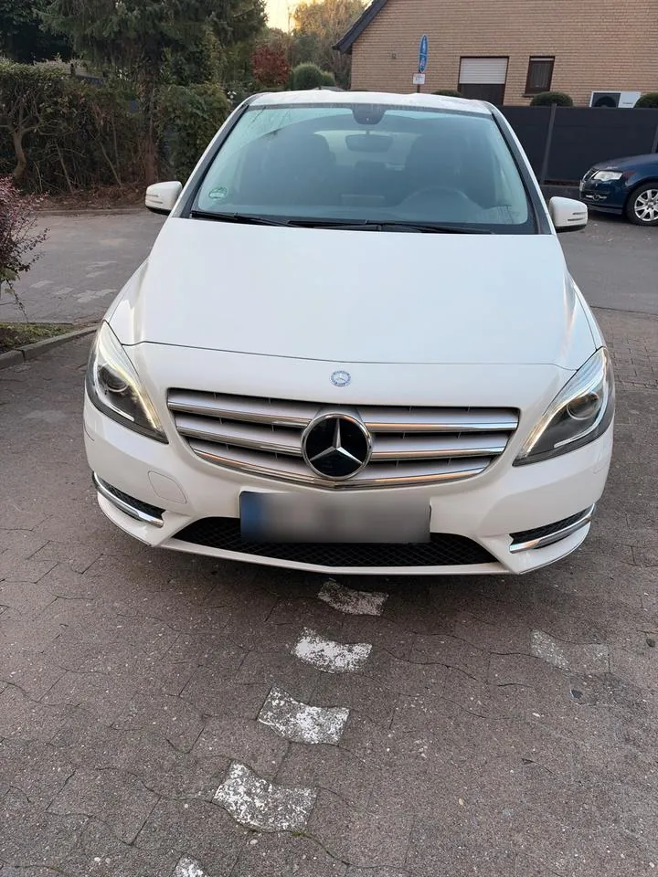 Mercedes-Benz B 180