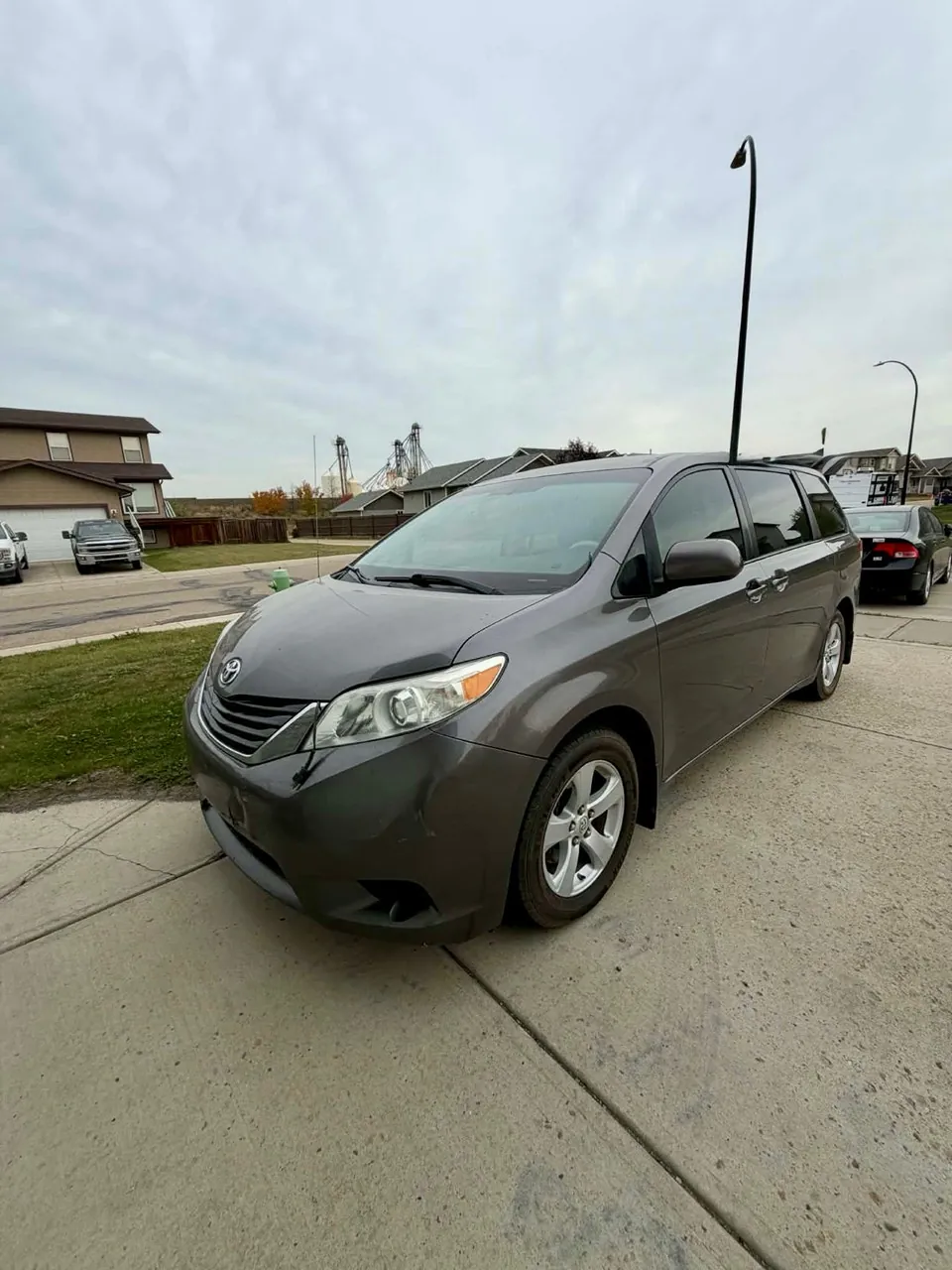Toyota Sienna 2011 photo 2
