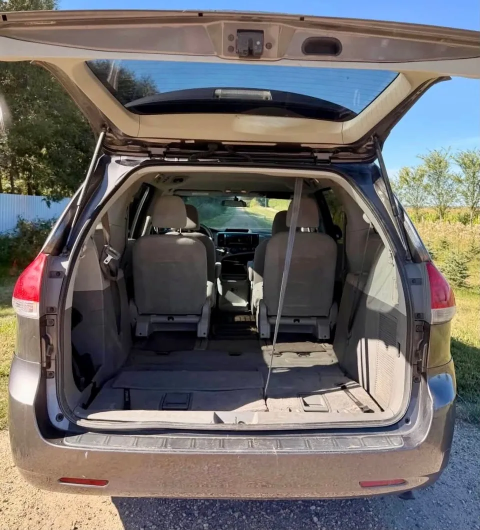 Toyota Sienna 2011 photo 4