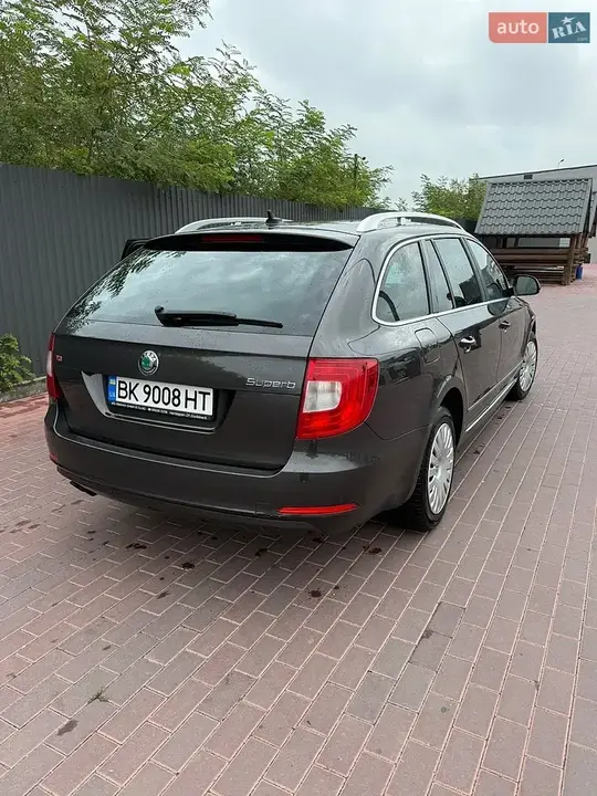 Skoda Superb 2011 photo 3