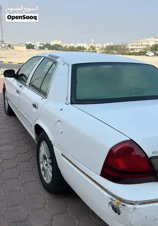 Ford Crown Victoria 2010 photo 2
