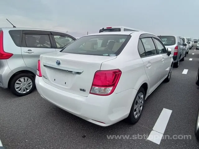 Toyota Corolla Axio Hybrid 2015 photo 4