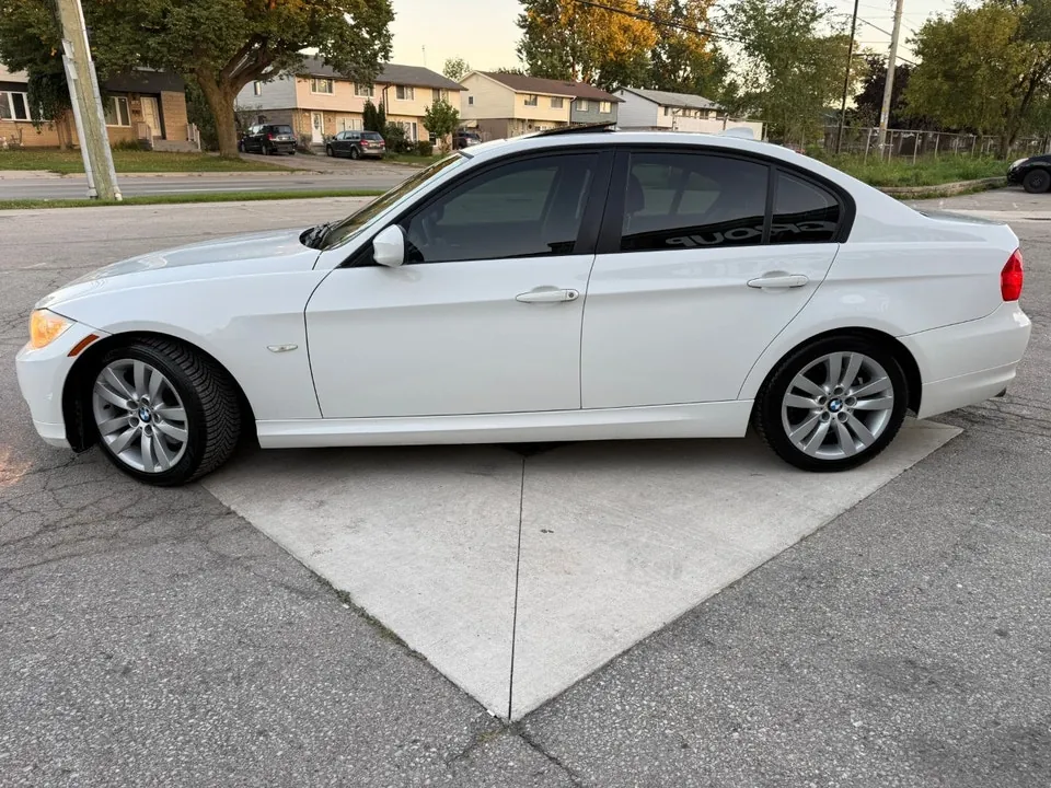 BMW 3 Series 2011 photo 4
