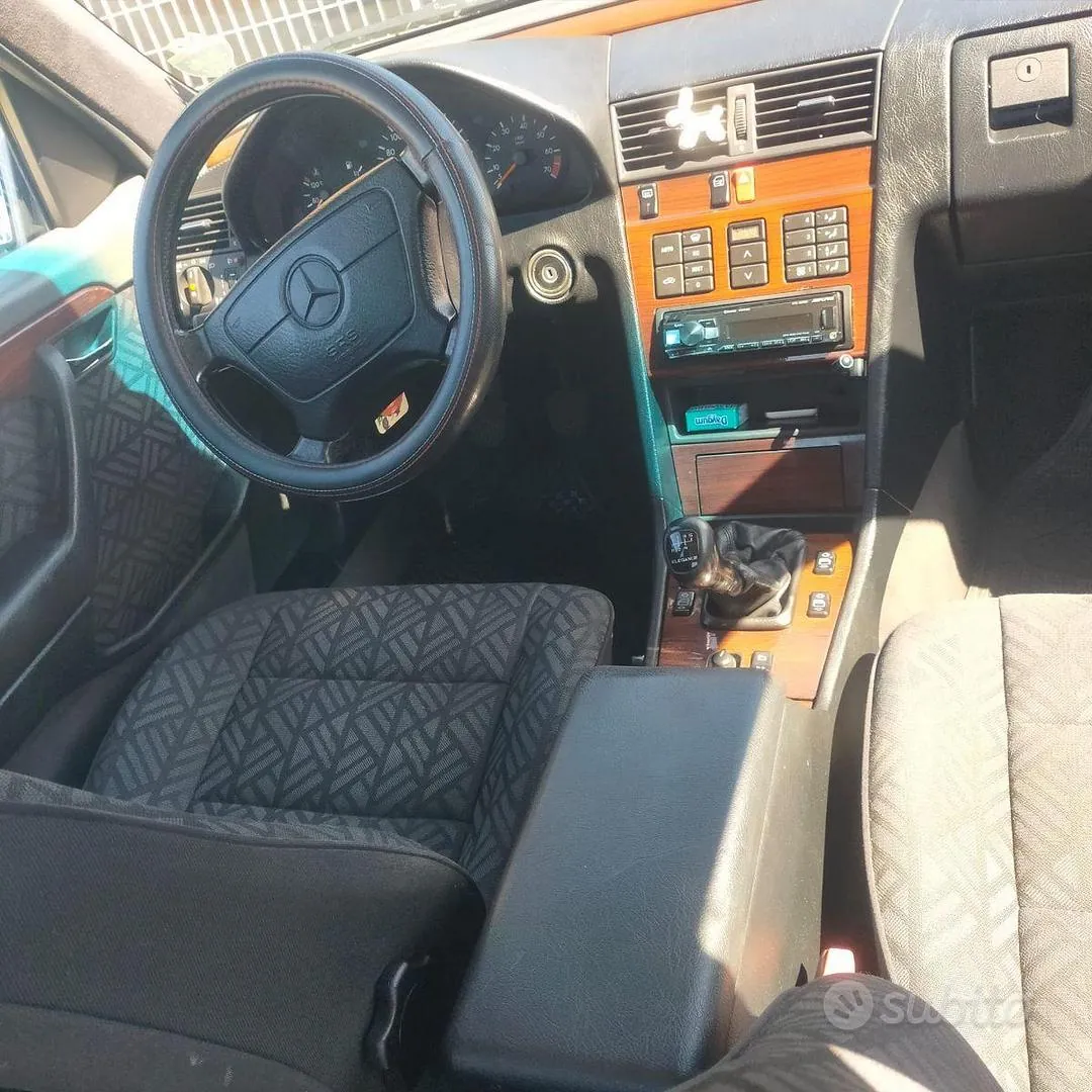 Mercedes-Benz 180C 1994 photo 4