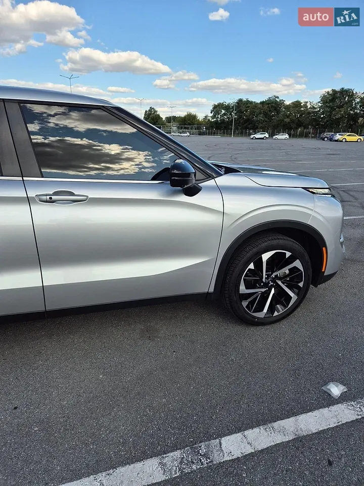 Mitsubishi Outlander 2022 photo 2