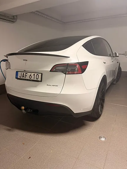 Tesla Model Y 2023 photo 2