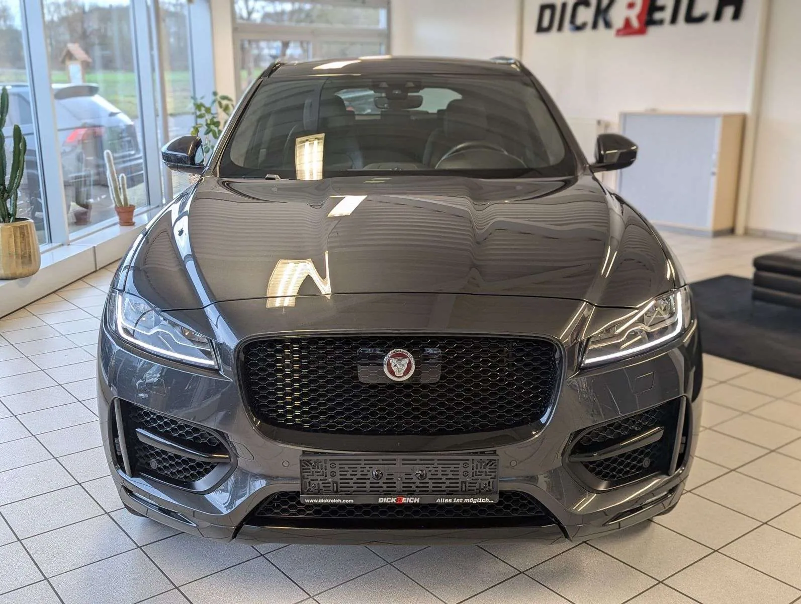 Jaguar F-Pace 2018 photo 2