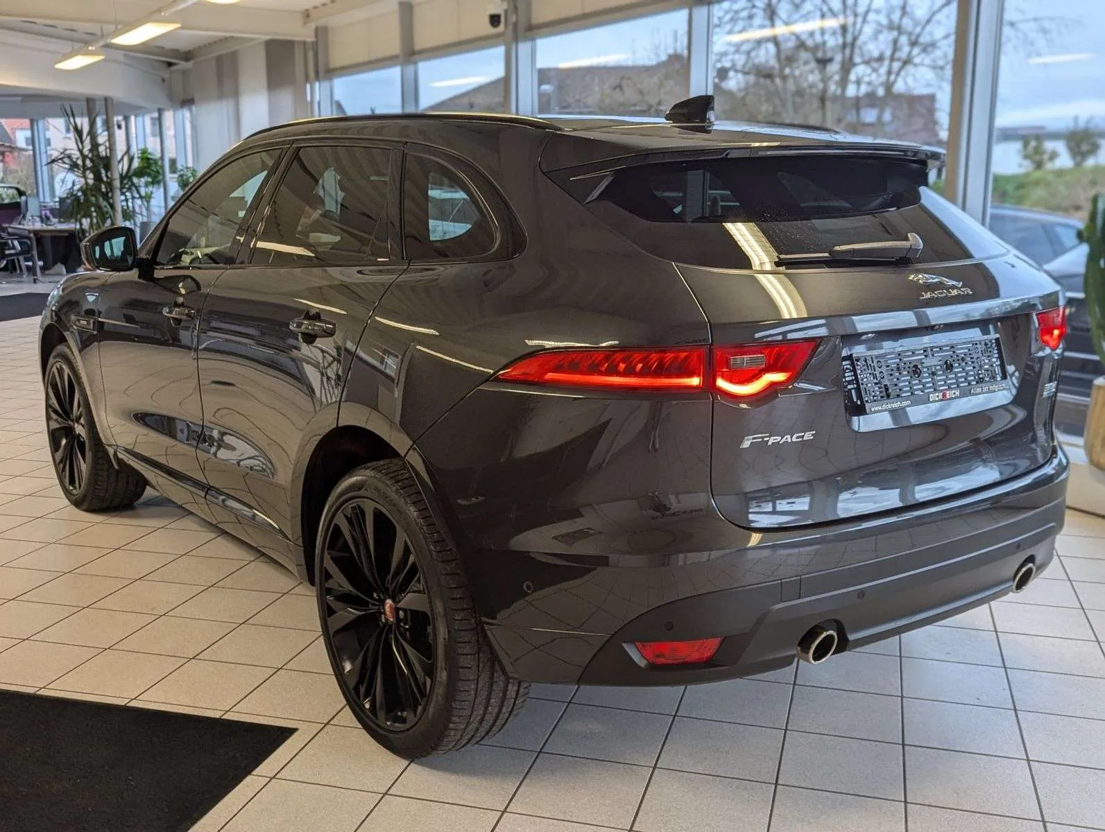 Jaguar F-Pace 2018 photo 5