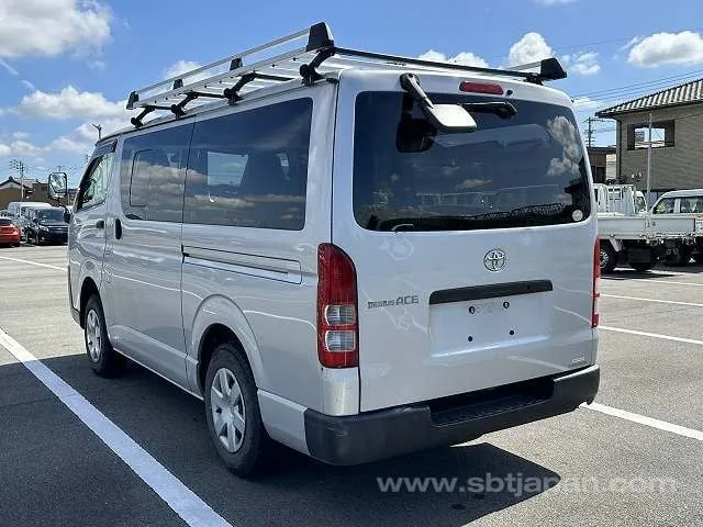 Toyota Regiusace Van 2015 photo 3