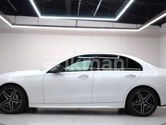Mercedes-Benz C200 2025 photo 3