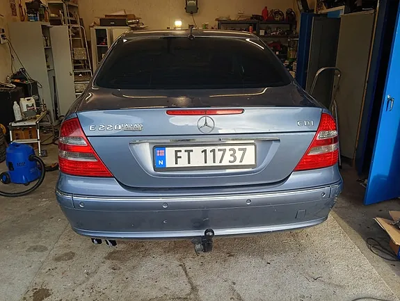 Mercedes-Benz E220 D 2004 photo 4