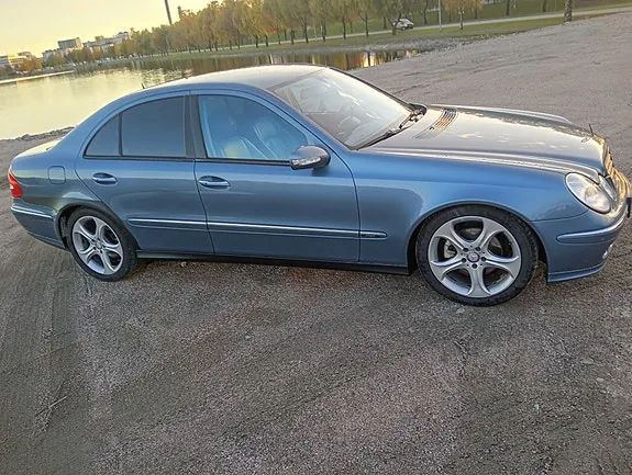 Mercedes-Benz E220 D 2004 photo 2