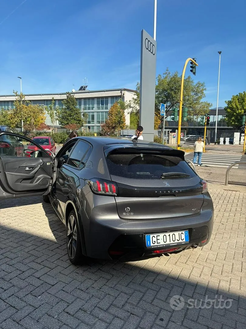 Peugeot 208 2021 photo 2