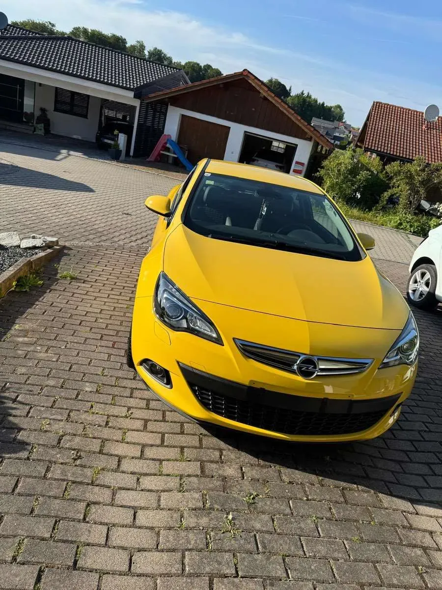 Opel Astra 2012 photo 2
