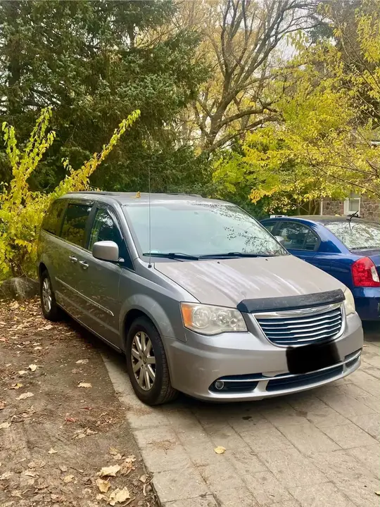 Chrysler Town & Country 2015 photo 2