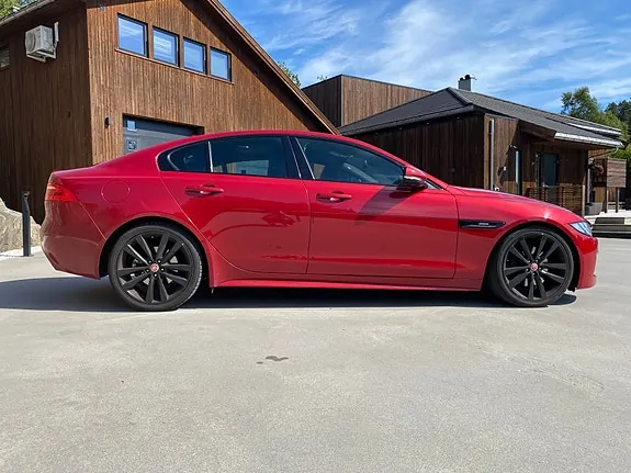 Jaguar Xe 2016 photo 2