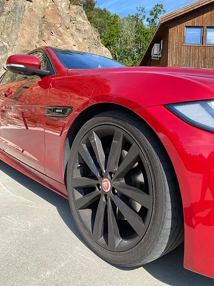 Jaguar Xe 2016 photo 5
