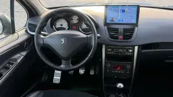 Peugeot 207 2011 photo 3