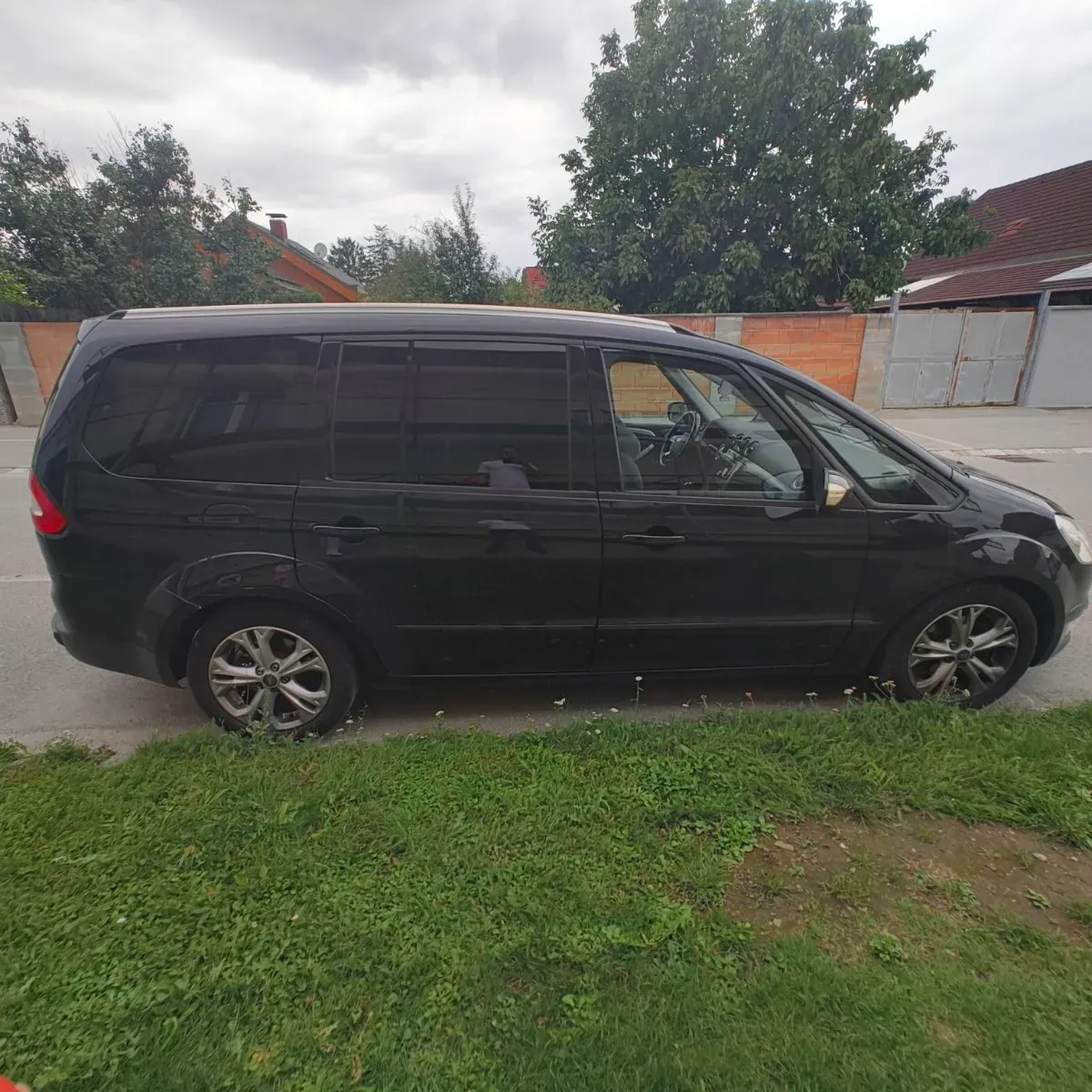 Ford Galaxy 2011 photo 2
