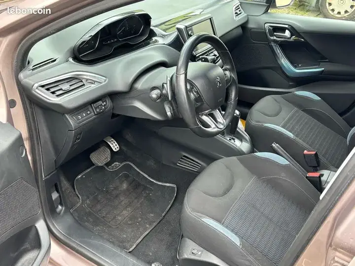 Peugeot 208 2012 photo 3