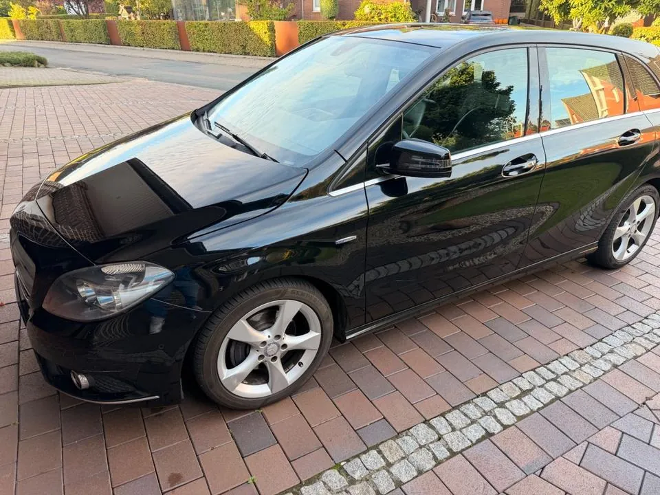 Mercedes-Benz B 180