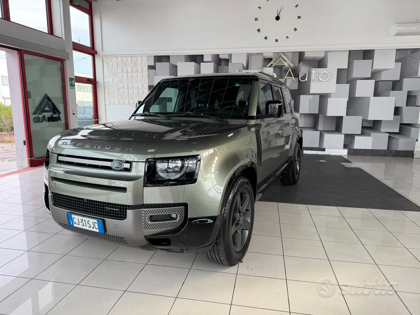 Land Rover Defender 2022 photo 2