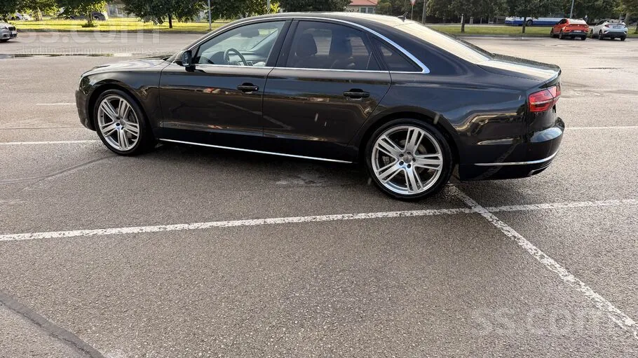 Audi A8 2015 photo 2