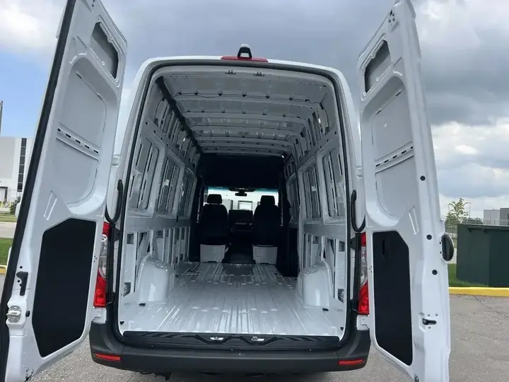 Mercedes-Benz Sprinter Van 2023 photo 5