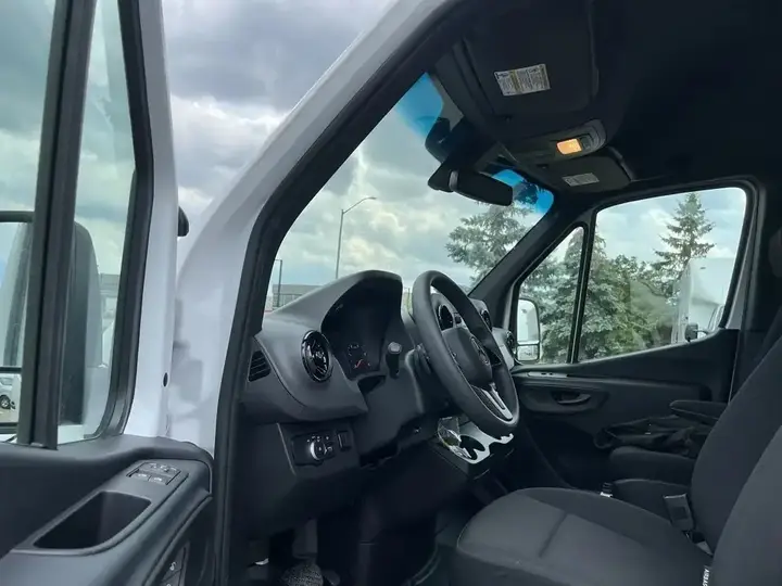 Mercedes-Benz Sprinter Van 2023 photo 3