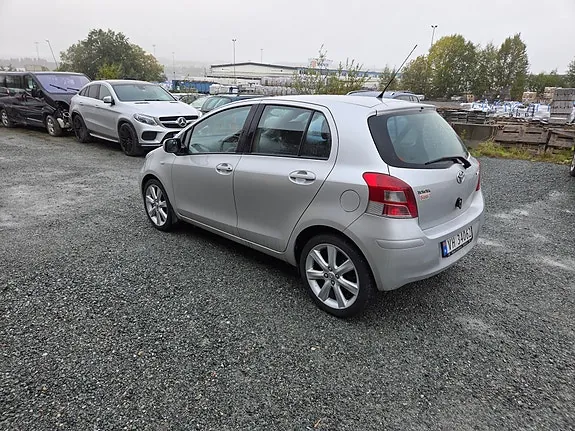 Toyota Yaris 2011 photo 2