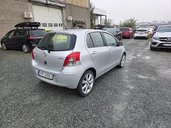 Toyota Yaris 2011 photo 4