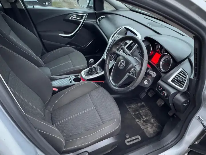 Vauxhall Astra 2010 photo 3