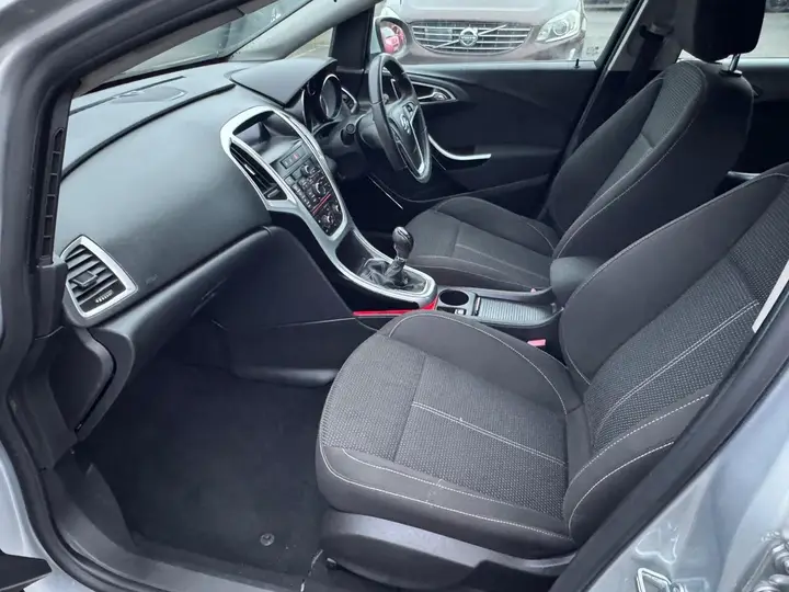 Vauxhall Astra 2010 photo 4
