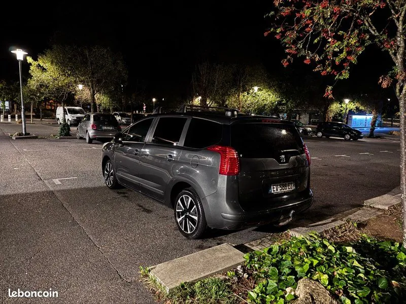 Peugeot 5008 2012 photo 2