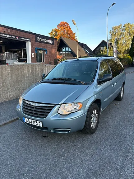 Chrysler Town & Country 2006 photo 2