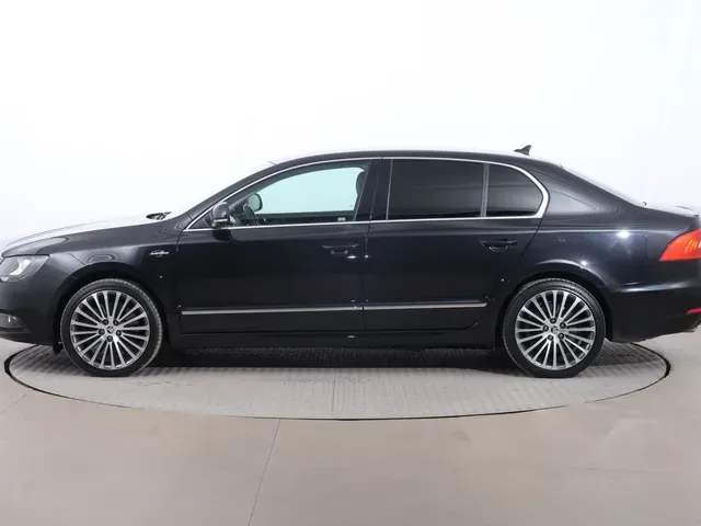 Skoda Superb 2013 photo 2