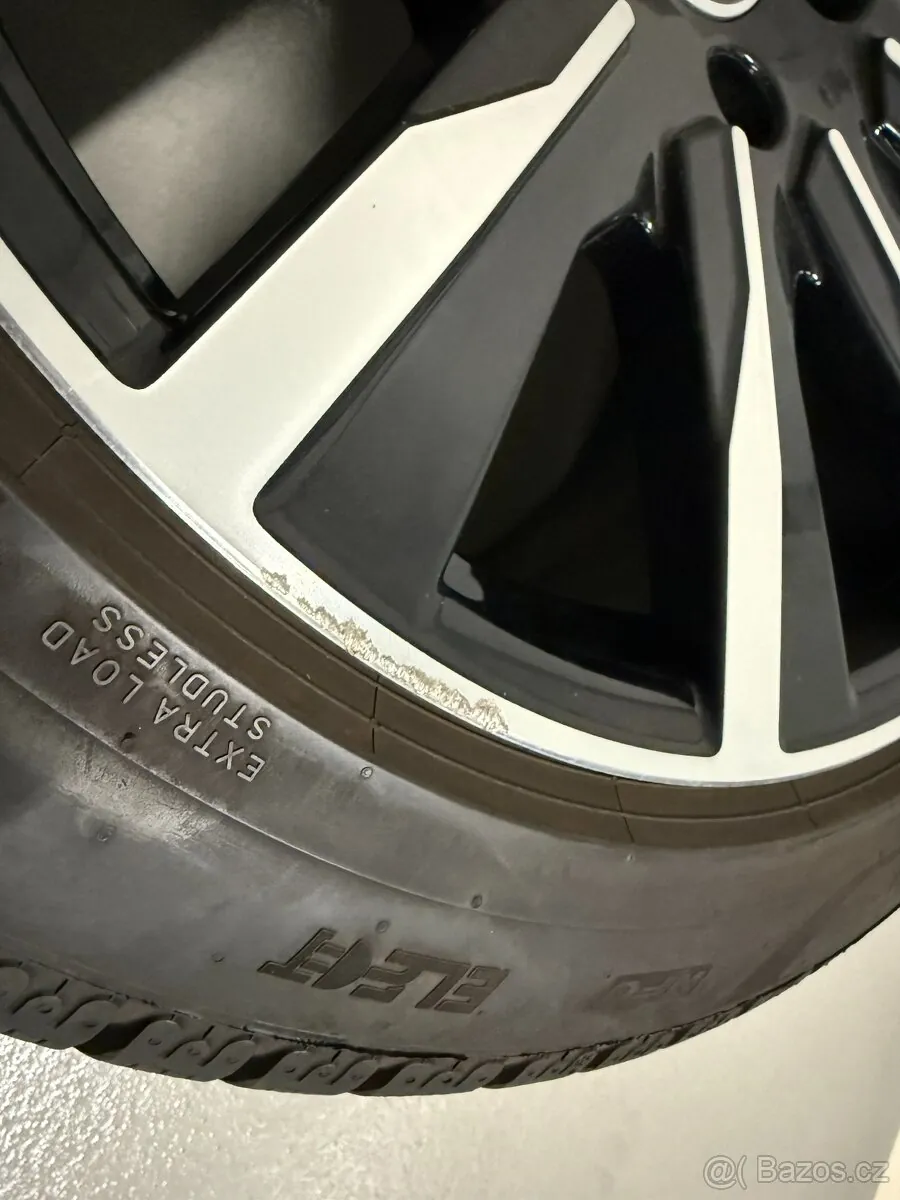 Porsche Taycan photo 3