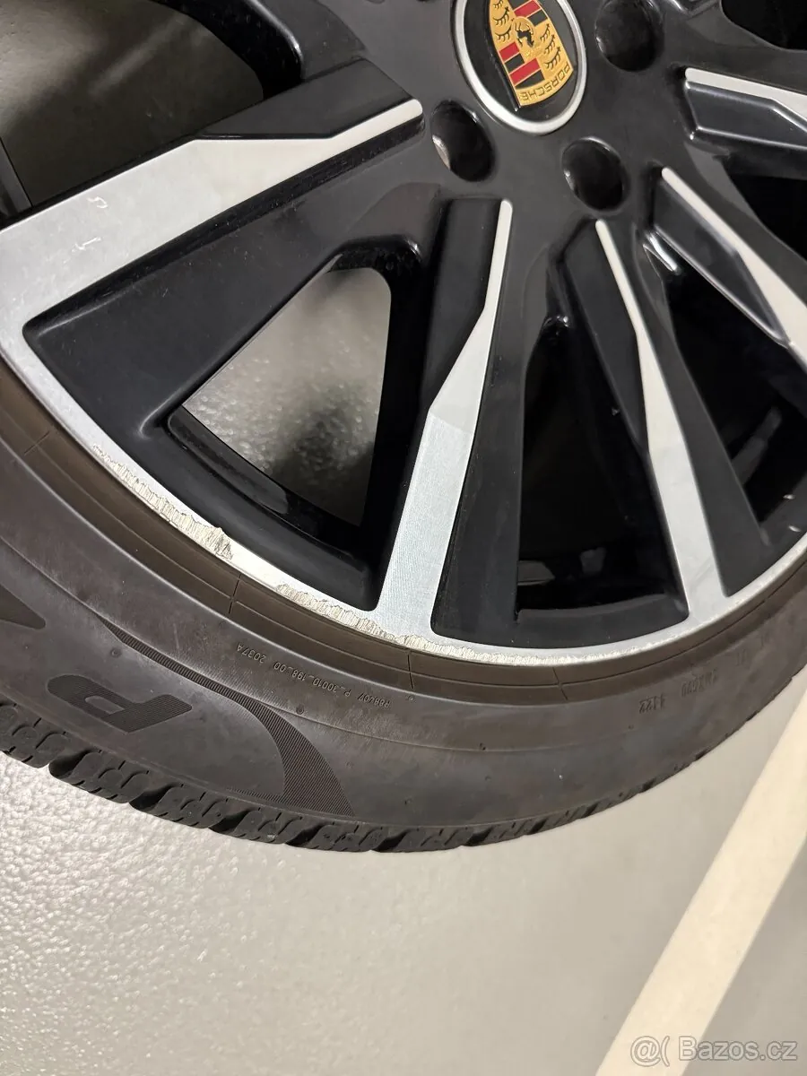 Porsche Taycan photo 5