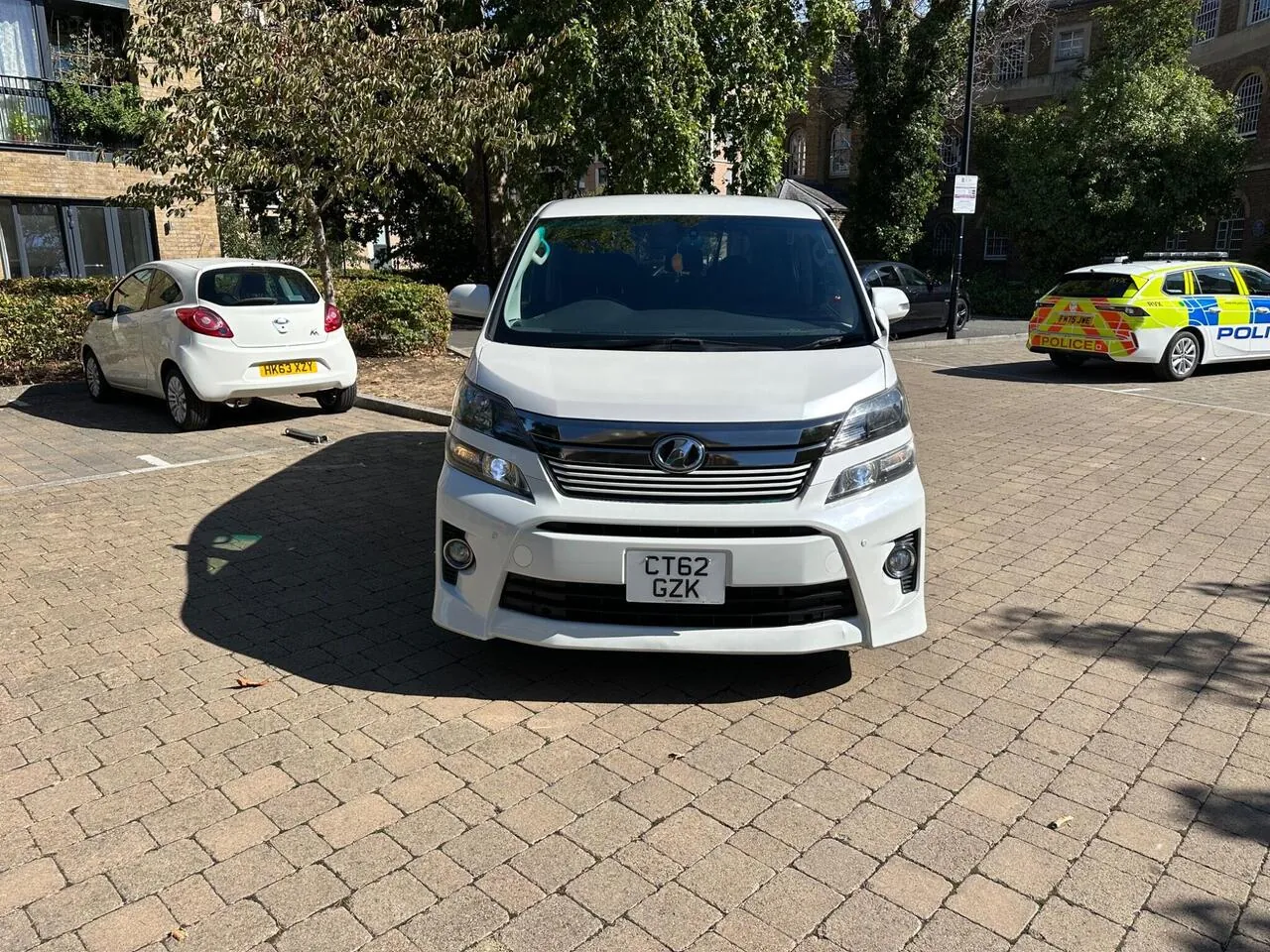 Toyota Vellfire 2023 photo 2