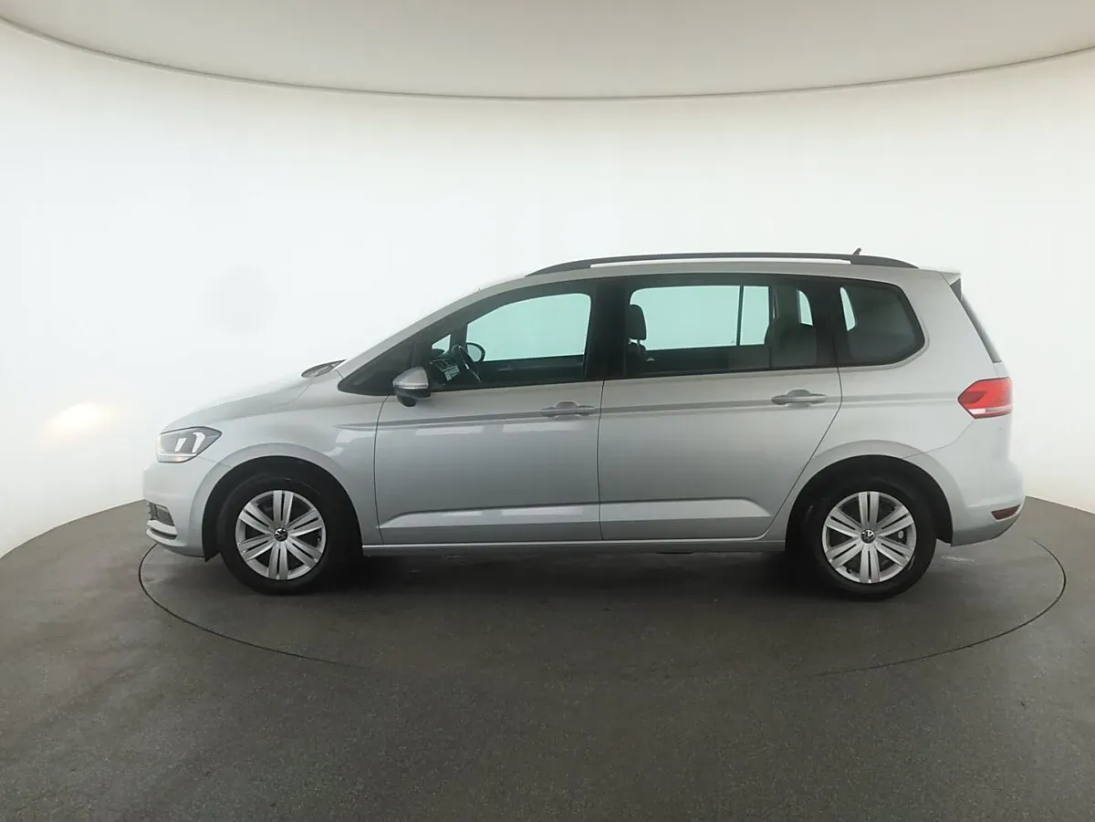 Volkswagen Touran 2023 photo 2